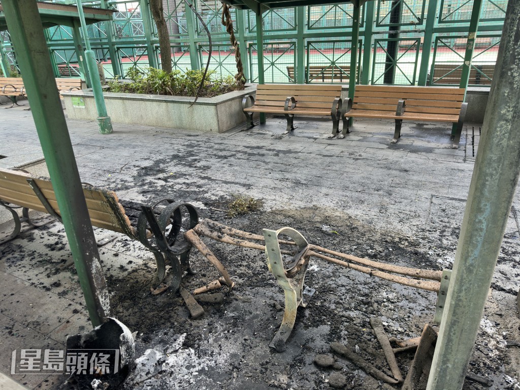 長椅被燒毀。梁國峰攝
