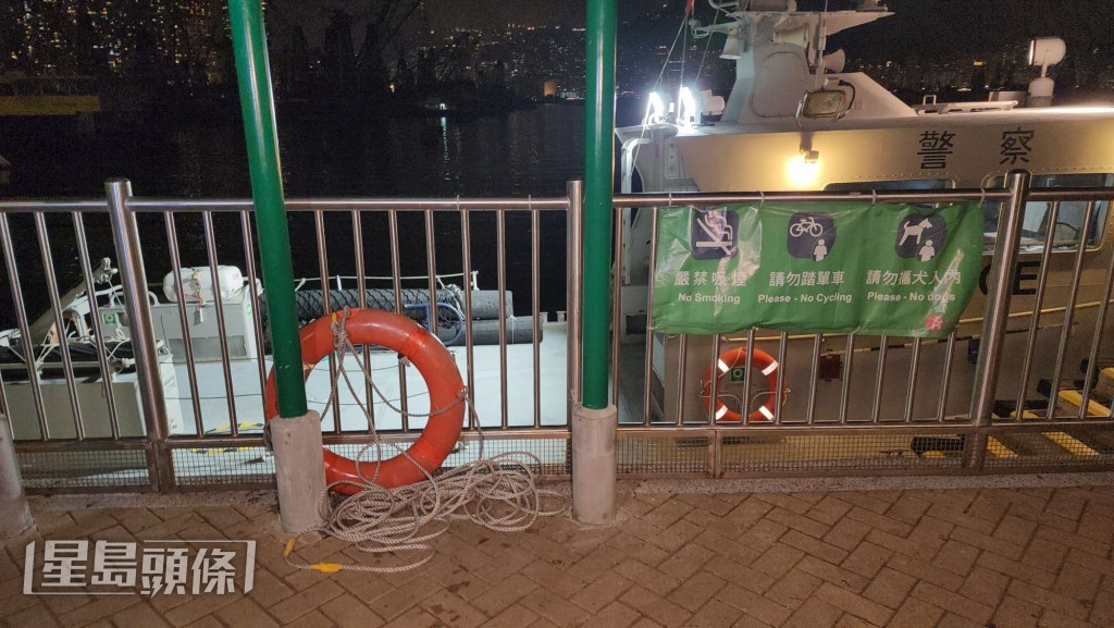 見女友蹈海，男子馬上拋下救生圈施救。黎志偉攝