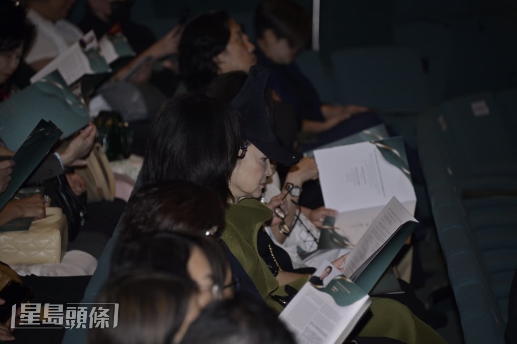 林青霞戴著帽觀禮。