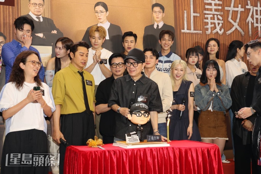 現場亦為本月13日生日「登六」的總監製鍾澍佳慶祝。 現場亦為本月13日生日「登六」的總監製鍾澍佳慶祝。