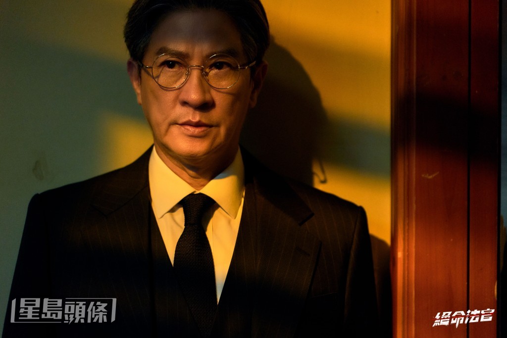 家輝在劇中扮演原本頗為正直的法官秦譽,但隨着劇情發展漸漸黑化。 家輝在劇中扮演原本頗為正直的法官秦譽,但隨着劇情發展漸漸黑化。