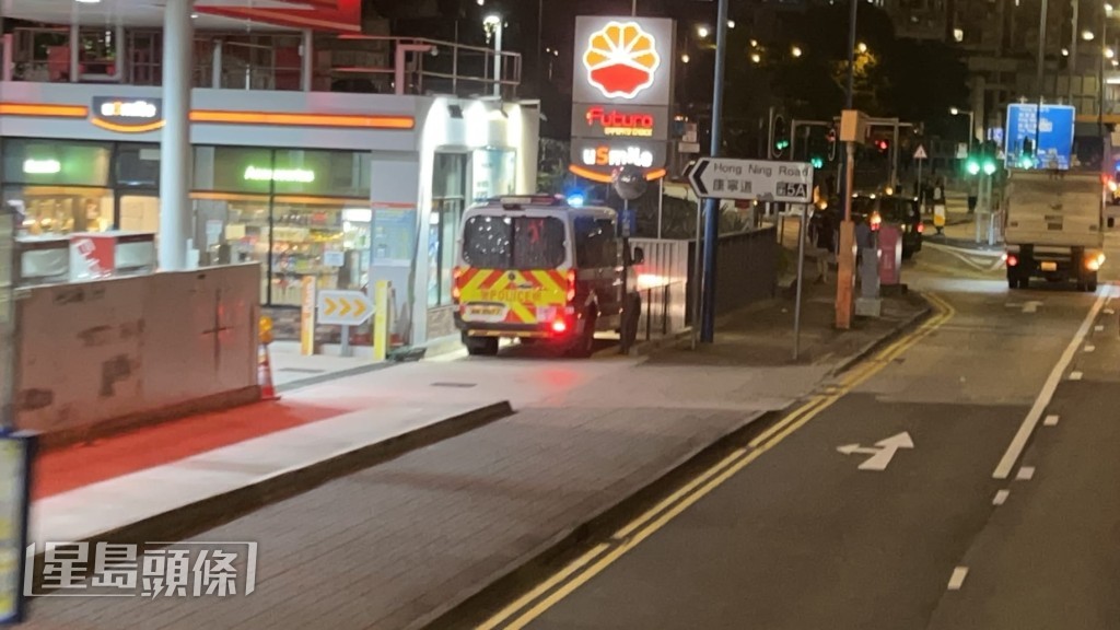觀塘道擺放兩輛警車視察，偵察通緝車輛行蹤。蔡楚輝攝