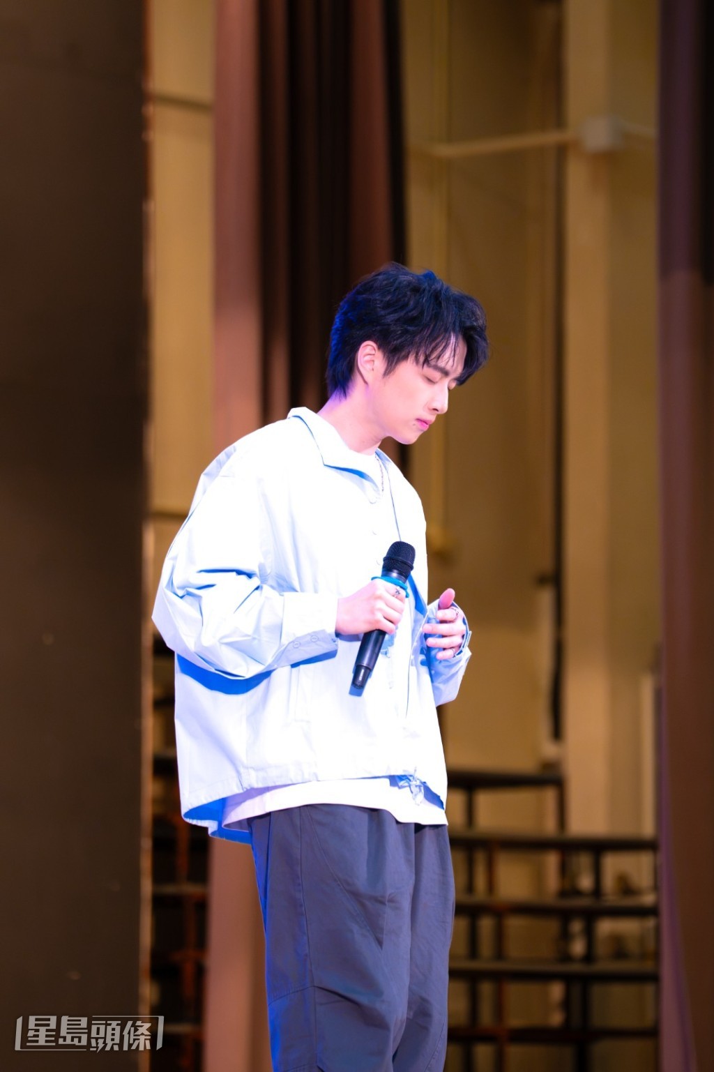 唱作歌手Lester以往多創作英文歌，加盟「寰亞音樂」後推出首支廣東歌溫馨小品《少甜》為活動暖場。