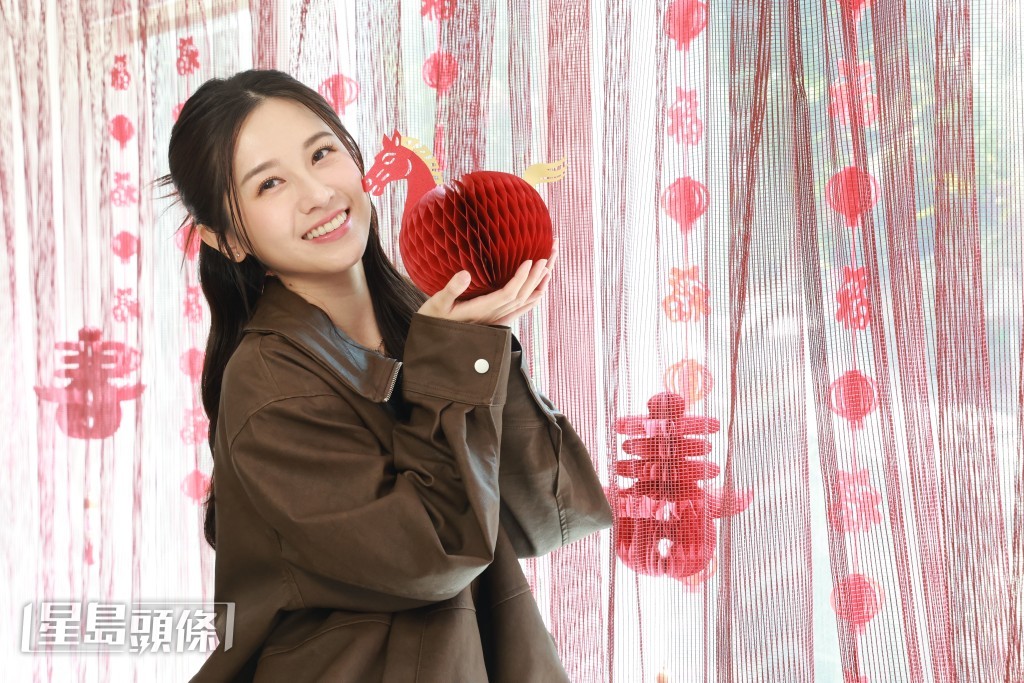 倪嘉雯指拍《新聞女王》時，阿佘很關心和照顧大家。