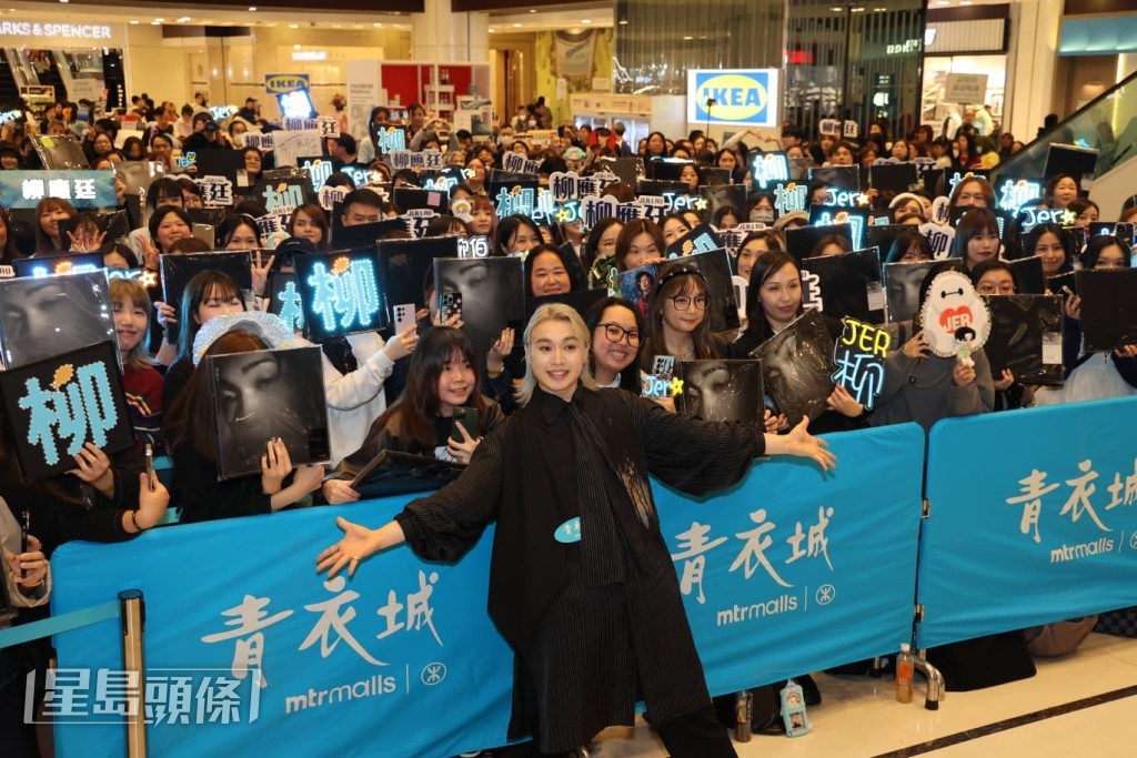 Jer與數百柳柳粉影大合照。 Jer與數百柳柳粉影大合照。