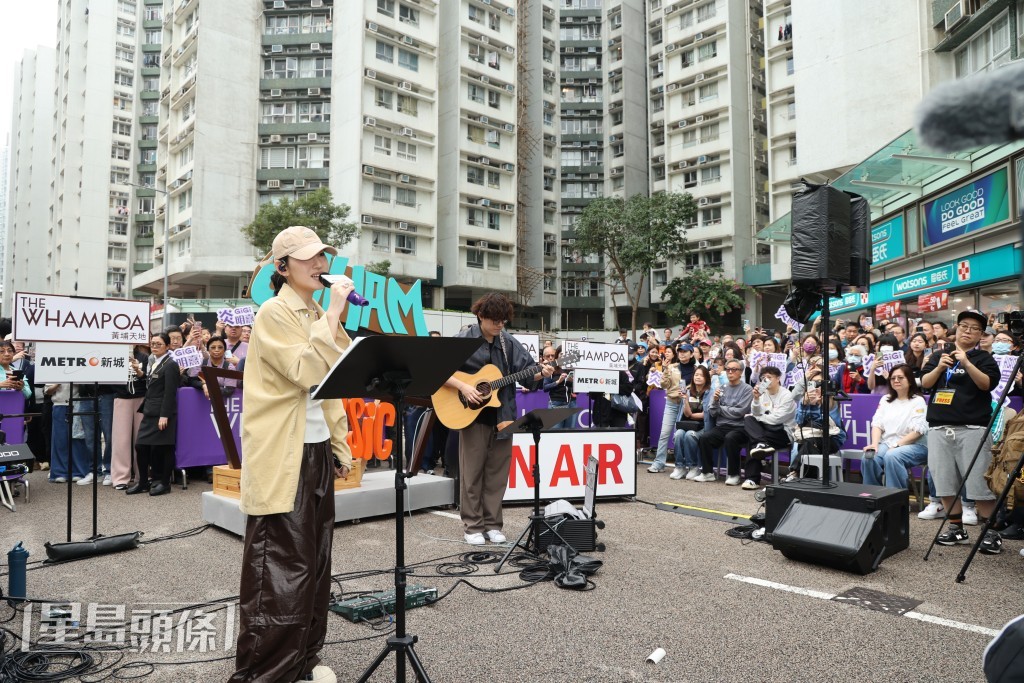 問她是在解決歌曲版權問題，買回以前所有歌曲的版權？她說：「暫時未諗到呢啲嘢。」