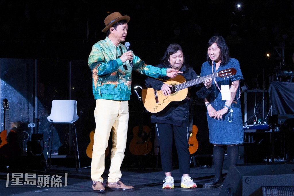 現場選出曾跟他學結他的幸運兒，送上私人珍藏親筆簽名結他。