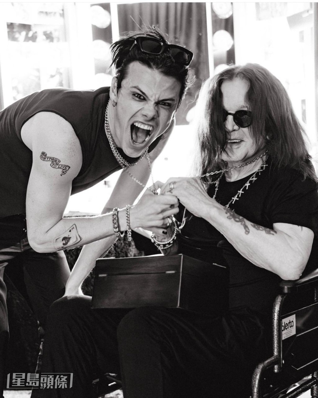 歌手Yungblud將在今日的閉門追思會上致悼辭。 歌手Yungblud將在今日的閉門追思會上致悼辭。