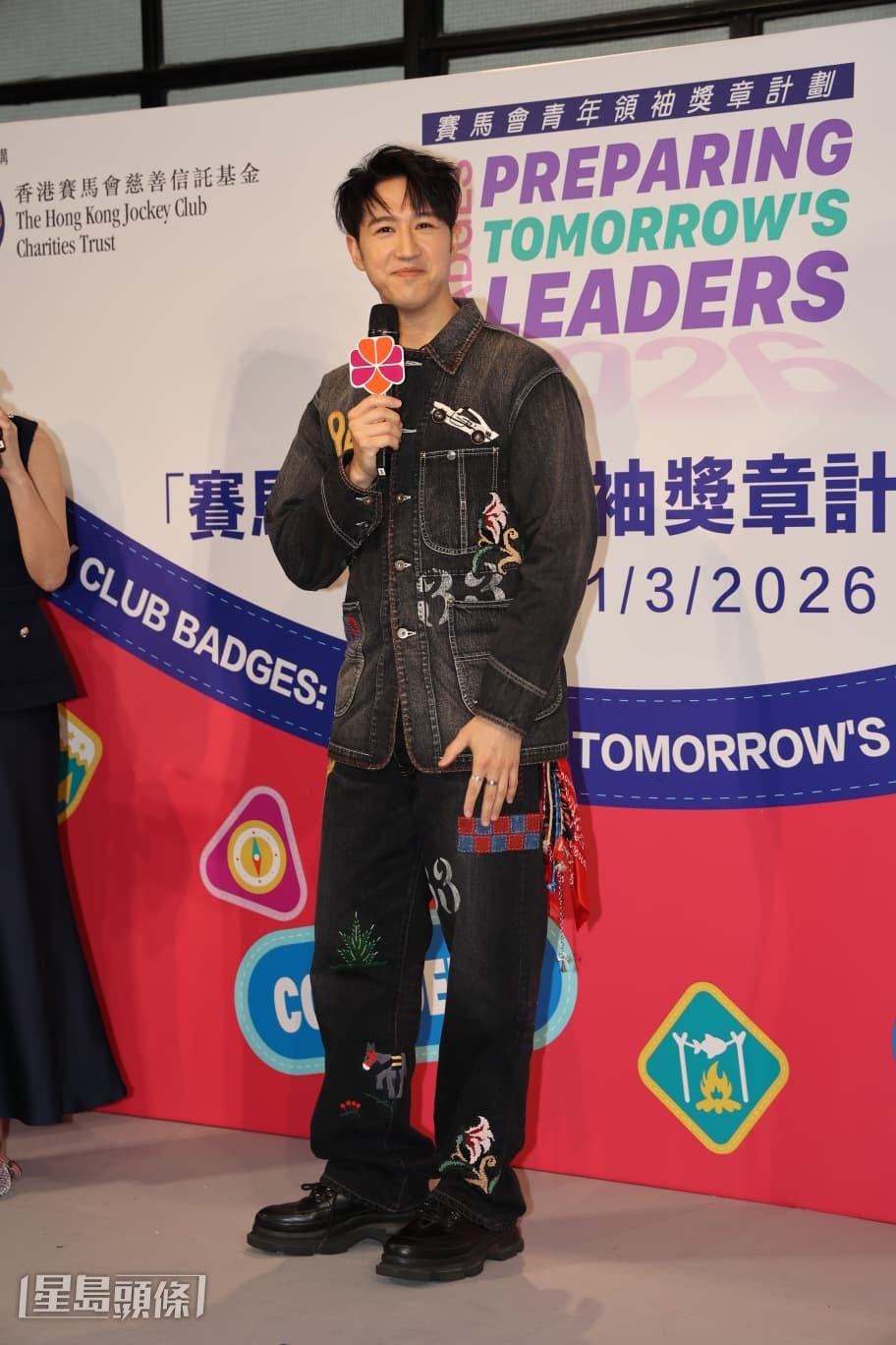 問到可考慮叫女友搬來香港生活？他說：「暫時沒有，佢在加拿大事業做得好好。」