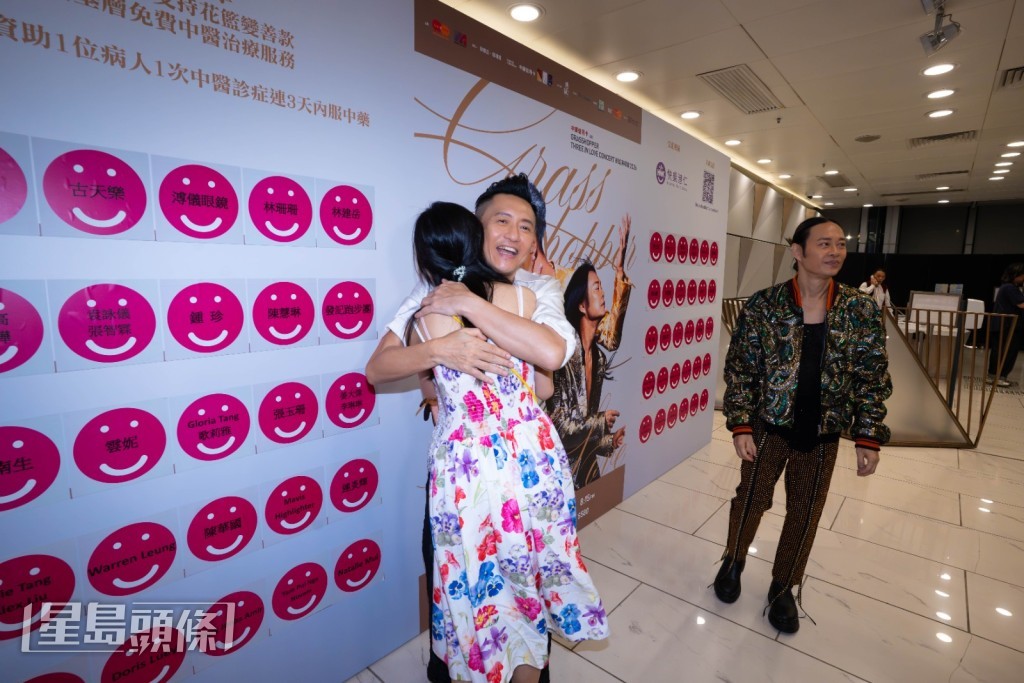 草蜢完騷後，阿智、傑仔、經理人林珊珊在紅館後台為5月3日生日，為蘇志威倒數慶祝生日。