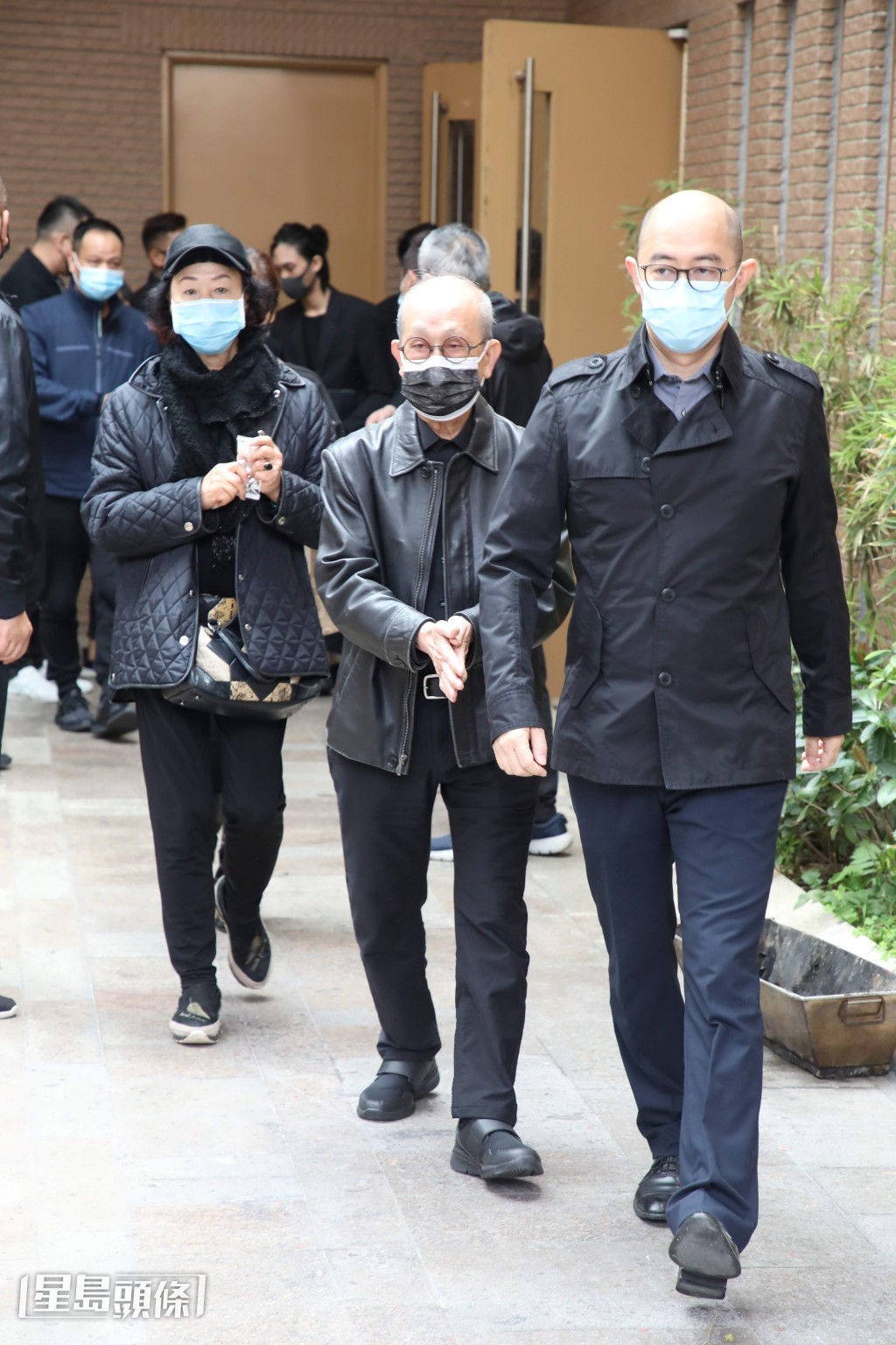 2021年前吳孟達因肝癌離世，「蝦嫂」（左一）都有現身送別好友。
