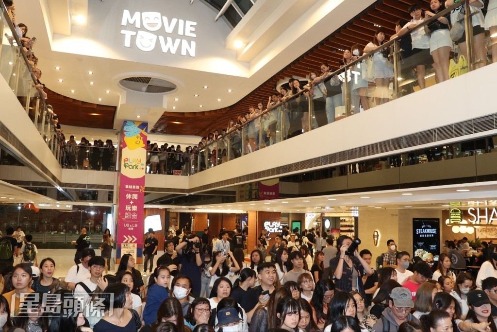 洪嘉豪昨晚(9日)現身動畫電影《蠟筆小新:我們的恐龍日記》首映禮,並吸引大批粉絲到場支持。 洪嘉豪昨晚(9日)現身動畫電影《蠟筆小新:我們的恐龍日記》首映禮,並吸引大批粉絲到場支持。