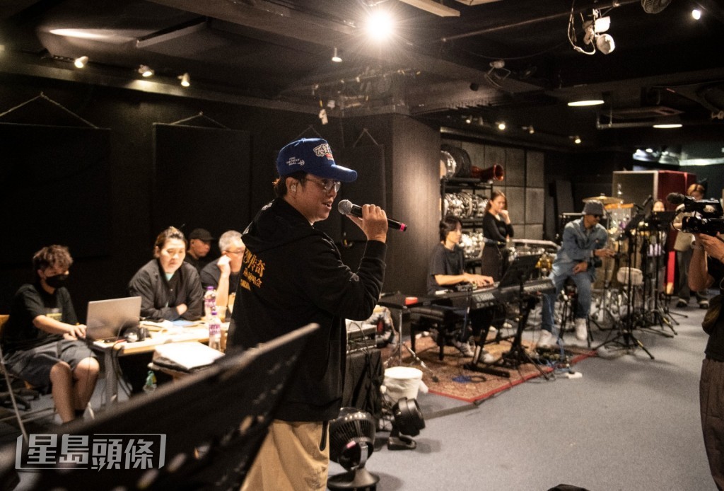 尤其是encore部分,歌迷忘情投入度,無論精神上與實際上的付出都不少。 尤其是encore部分,歌迷忘情投入度,無論精神上與實際上的付出都不少。