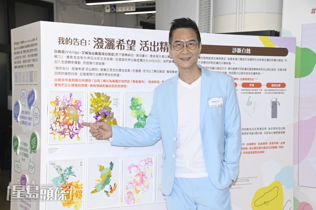 其中一幅展出的作品正是他親自創作的酒精墨水流動藝術畫作。