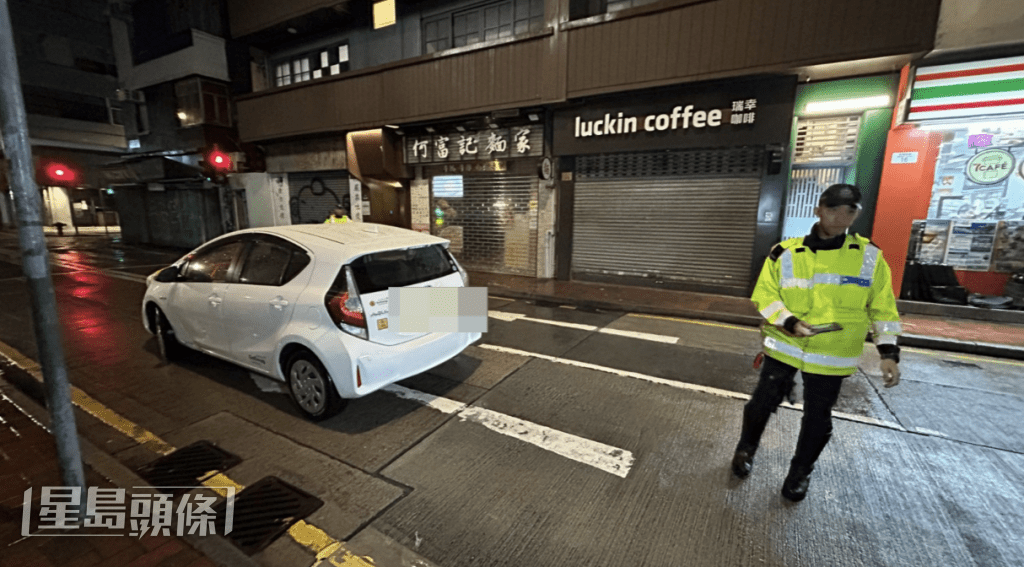 車輛駛至銅鑼灣勿地臣街近耀華街交界時,因行車軌跡左搖右擺、形跡可疑,被現場巡邏的警員截停。蔡楚輝攝 車輛駛至銅鑼灣勿地臣街近耀華街交界時,因行車軌跡左搖右擺、形跡可疑,被現場巡邏的警員截停。蔡楚輝攝