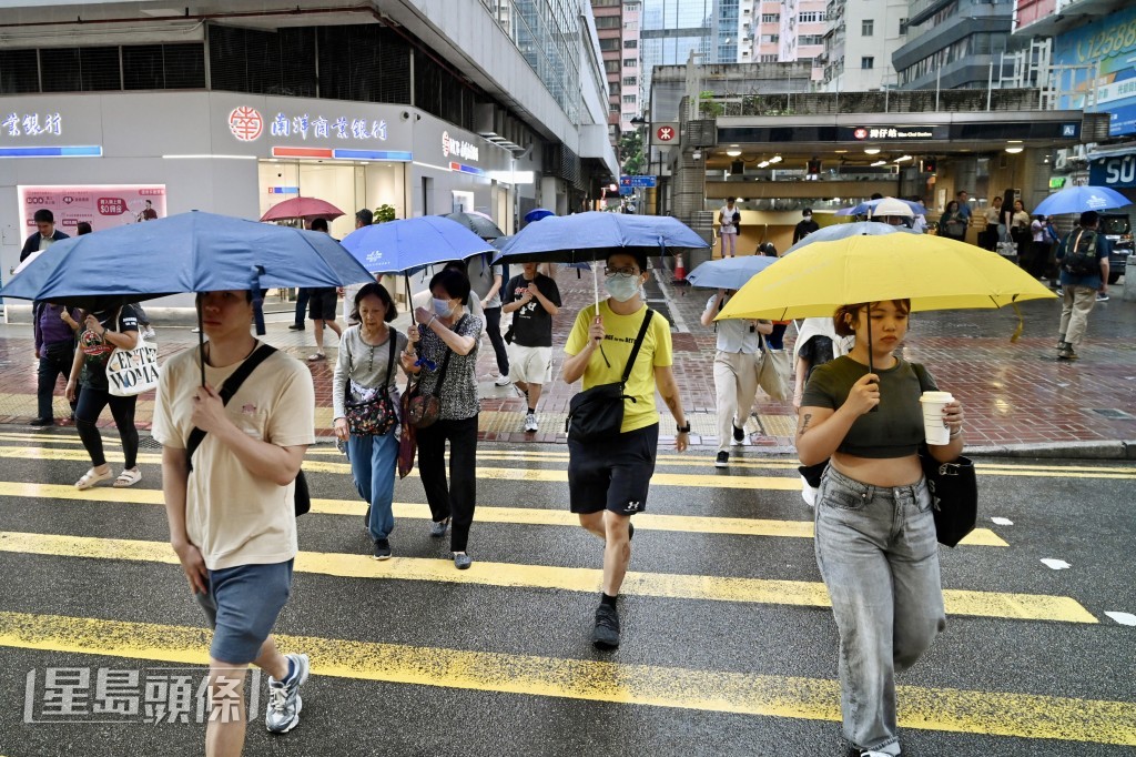 天文台預測明日(16日)父親節早上雨勢有時頗大及有強烈狂風雷暴,氣溫介乎27至31℃。 天文台預測明日(16日)父親節早上雨勢有時頗大及有強烈狂風雷暴,氣溫介乎27至31℃。
