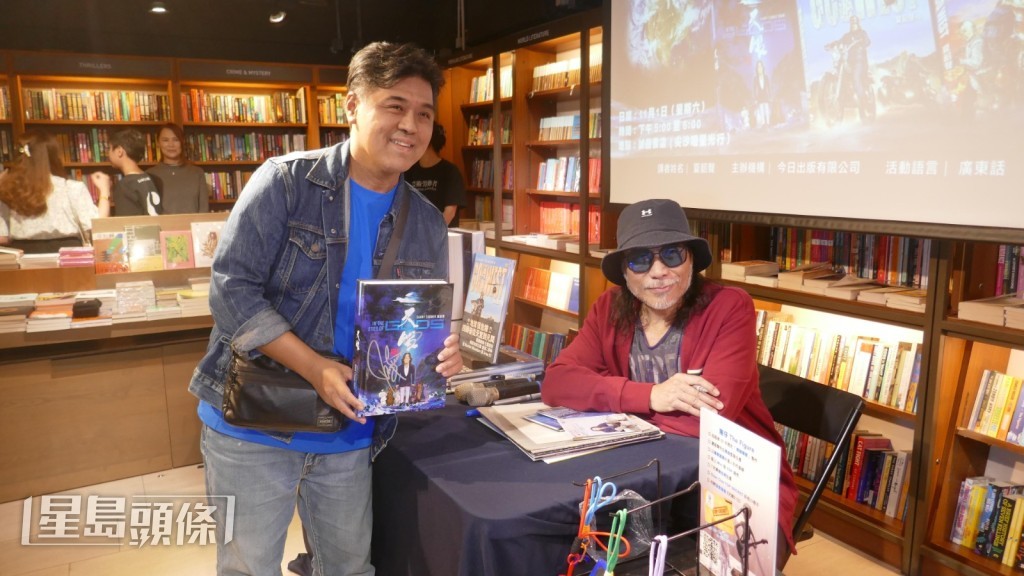 更不惜排長龍等偶像簽名。