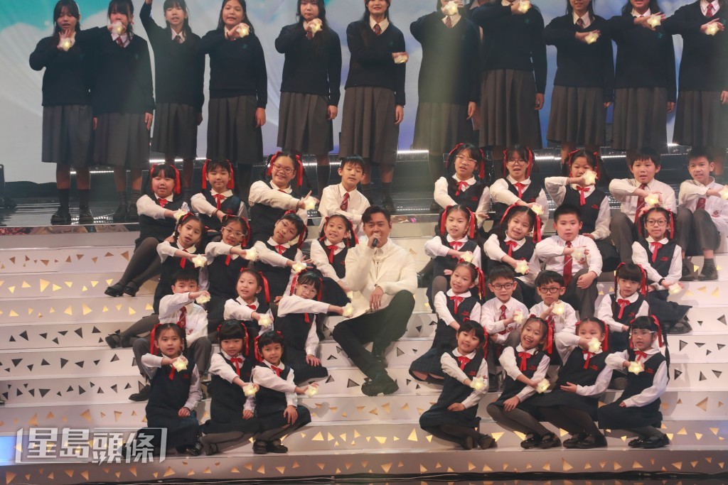 张振朗为《博爱欢乐传万家》演出。