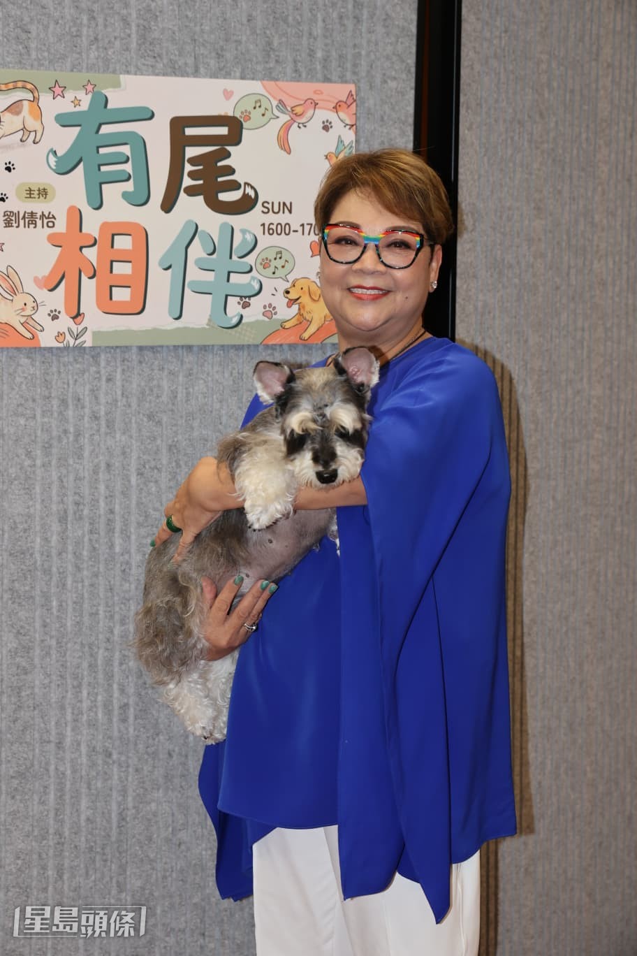 她指最近因天氣太熱,為免愛犬及工人姐姐中暑,所以放狗時間放為日出及日落後。 她指最近因天氣太熱,為免愛犬及工人姐姐中暑,所以放狗時間放為日出及日落後。