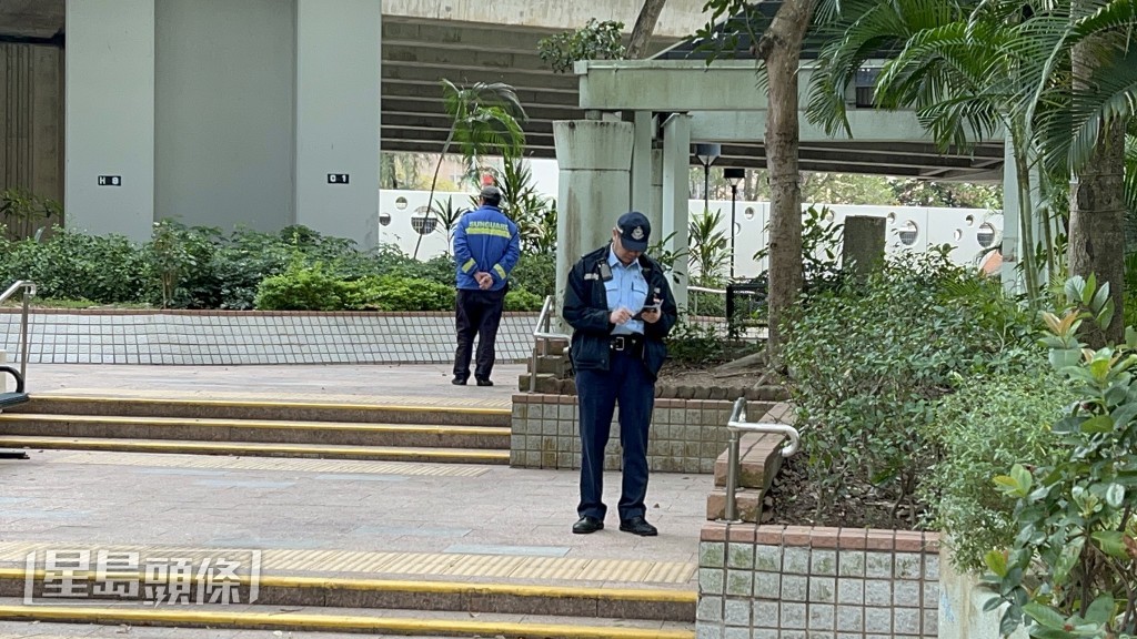警方在場調查。楊偉亨攝 警方在場調查。楊偉亨攝