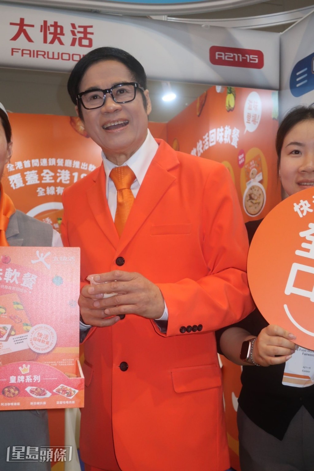 安德尊向一班長者推廣照護食。