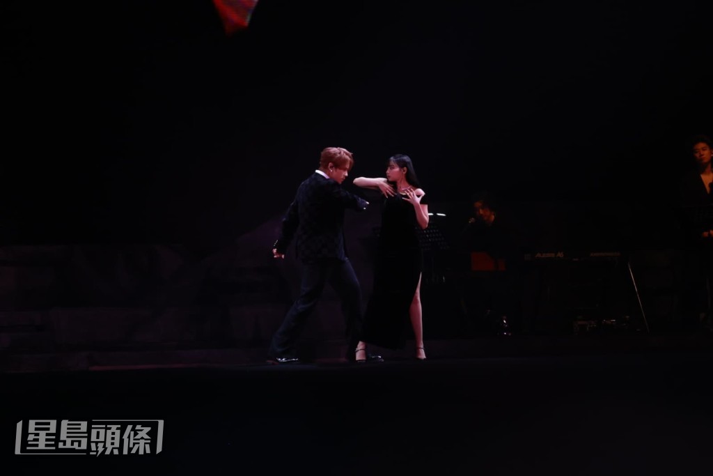 Day與姜濤大跳貼身舞。