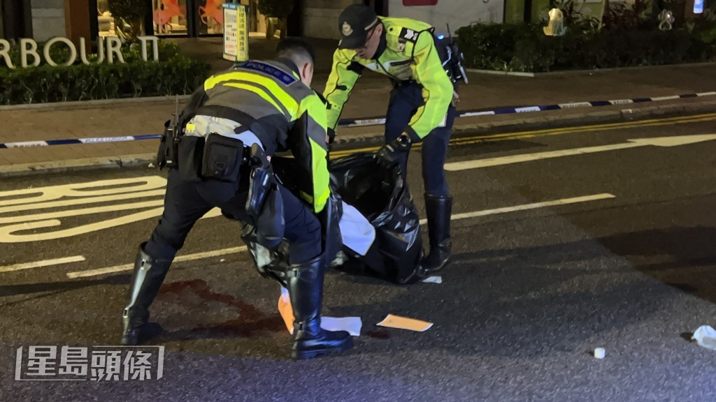 路上遺下一灘血迹。蔡楚輝攝 路上遺下一灘血迹。蔡楚輝攝