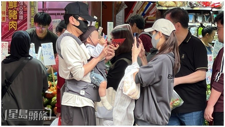 翠如其後開心表示哈哈去街市買餸嘅時候，收到街坊送嘅利是，佢表示很感恩。