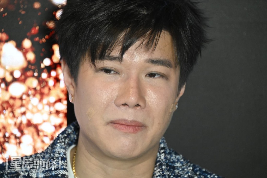 張與辰兩邊臉都貼上透明膠布，他透露日前做了小手術有縫針。