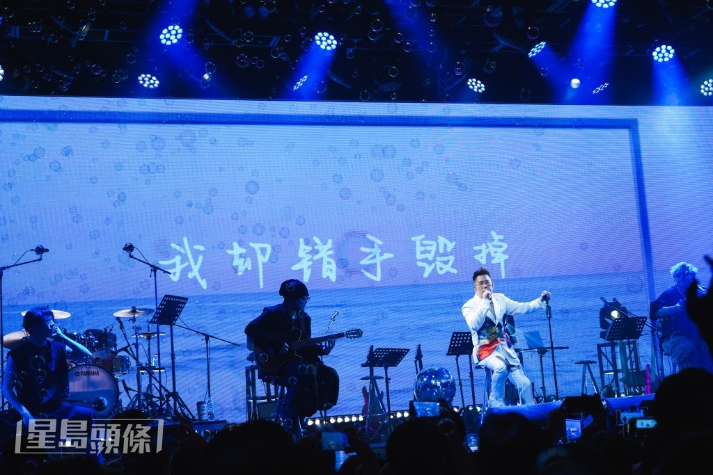 阿Lo穿著白色西裝出場，以新歌《自補人生》揭開序幕，然後一連串對他有特別意義的歌曲。