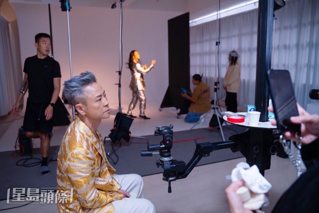 打頭陣的傑仔說:「我要考慮埋佢兩個會點做,手勢動作幅度唔可以遮到佢哋,要靠想像力。」 打頭陣的傑仔說:「我要考慮埋佢兩個會點做,手勢動作幅度唔可以遮到佢哋,要靠想像力。」