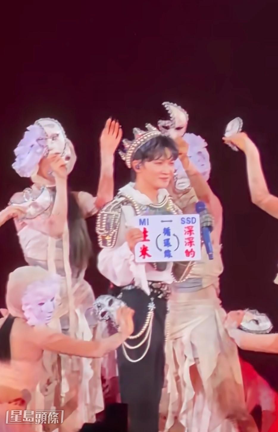 為了今次演唱會，周深更誠意十足，特別唱出廣東歌《敢愛敢做》、《獅子山下》及《海闊天空》