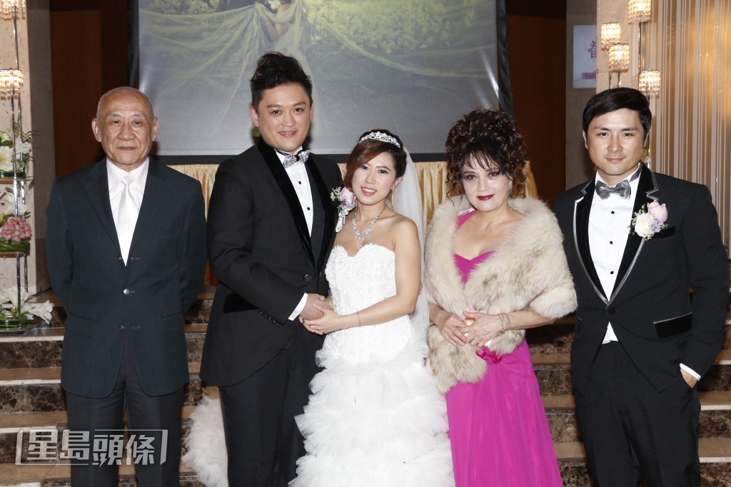 2016年,李家鼎同前妻施明的長子李泳漢與圈外女友嚴佩鈺筵開20席結婚,圖右為李泳豪。 2016年,李家鼎同前妻施明的長子李泳漢與圈外女友嚴佩鈺筵開20席結婚,圖右為李泳豪。