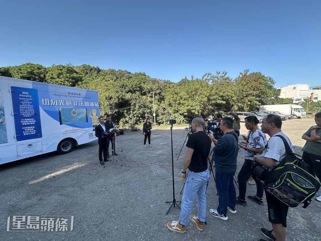 消防处交代“新烽”跨部门打击非法燃油转注活动。梁国峰摄