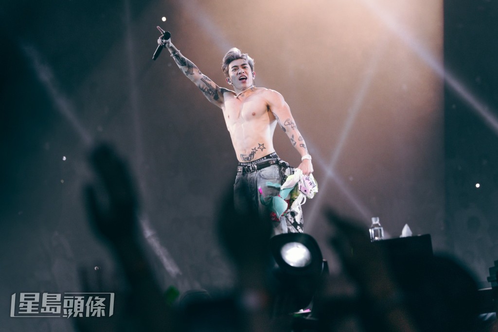 Tyson 在《In My Dream》伴奏下繼續收Bra。 Tyson 在《In My Dream》伴奏下繼續收Bra。