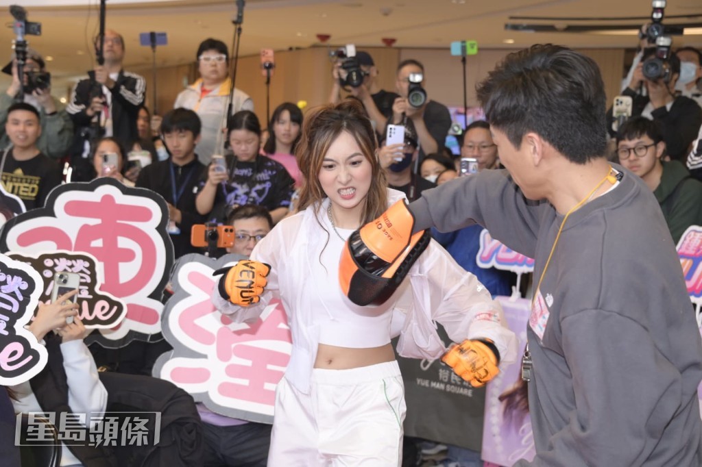 谈到其他人要打戏及性感，她指自己负责唱歌跳舞，以及喊戏。
