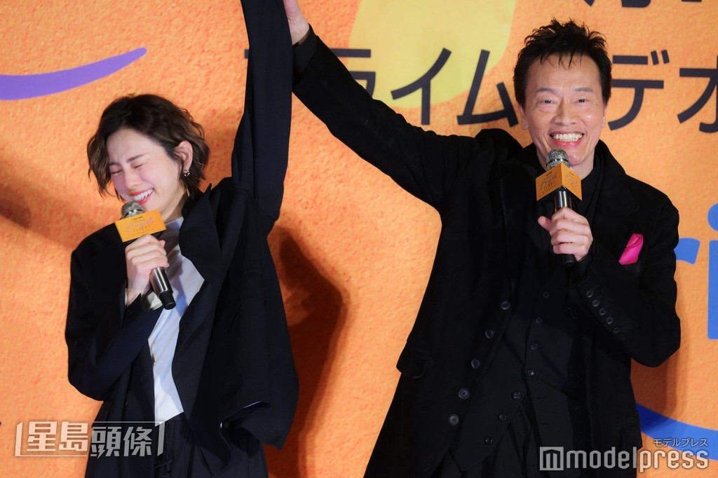 米倉涼子被遠藤憲一高舉左手表達支持。
