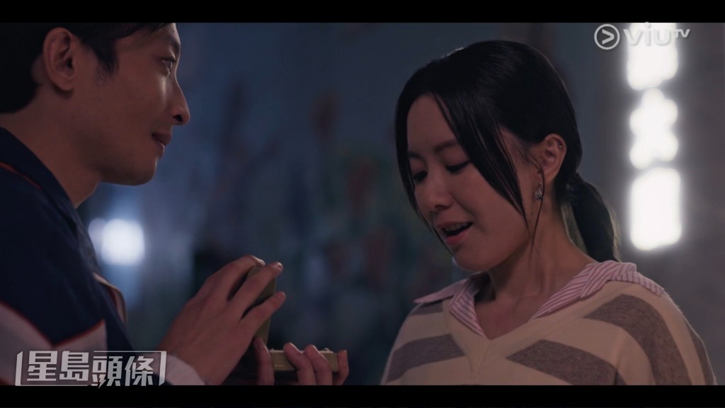 阿Dee亦特意送上耳環，再次向女友表達心意，成功感動觀眾。
