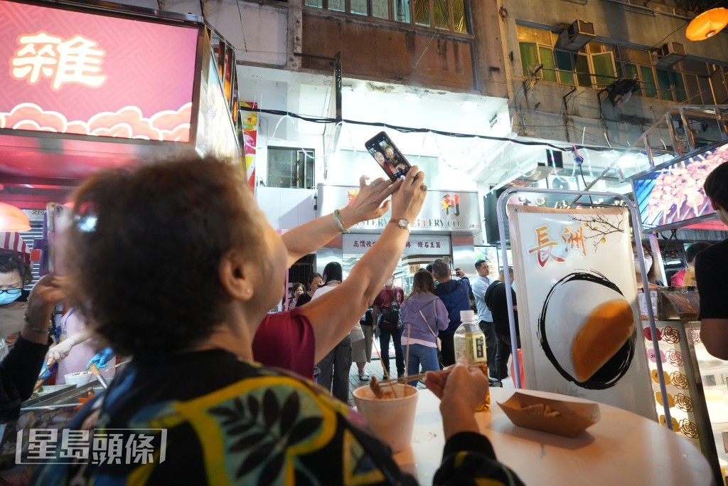 市民與心愛的美食打卡。劉駿軒攝 市民與心愛的美食打卡。劉駿軒攝