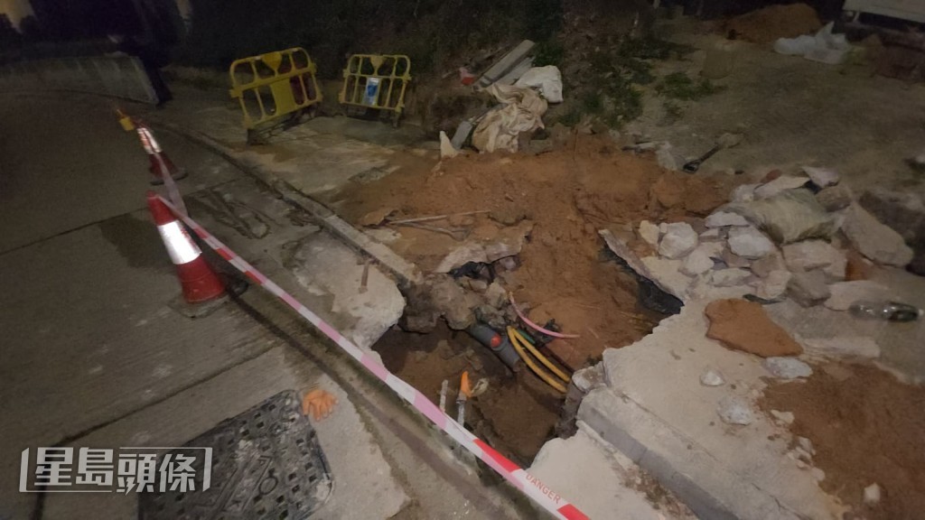 多名工人正在現場通宵進行搶修工程工作。黎志偉攝 多名工人正在現場通宵進行搶修工程工作。黎志偉攝