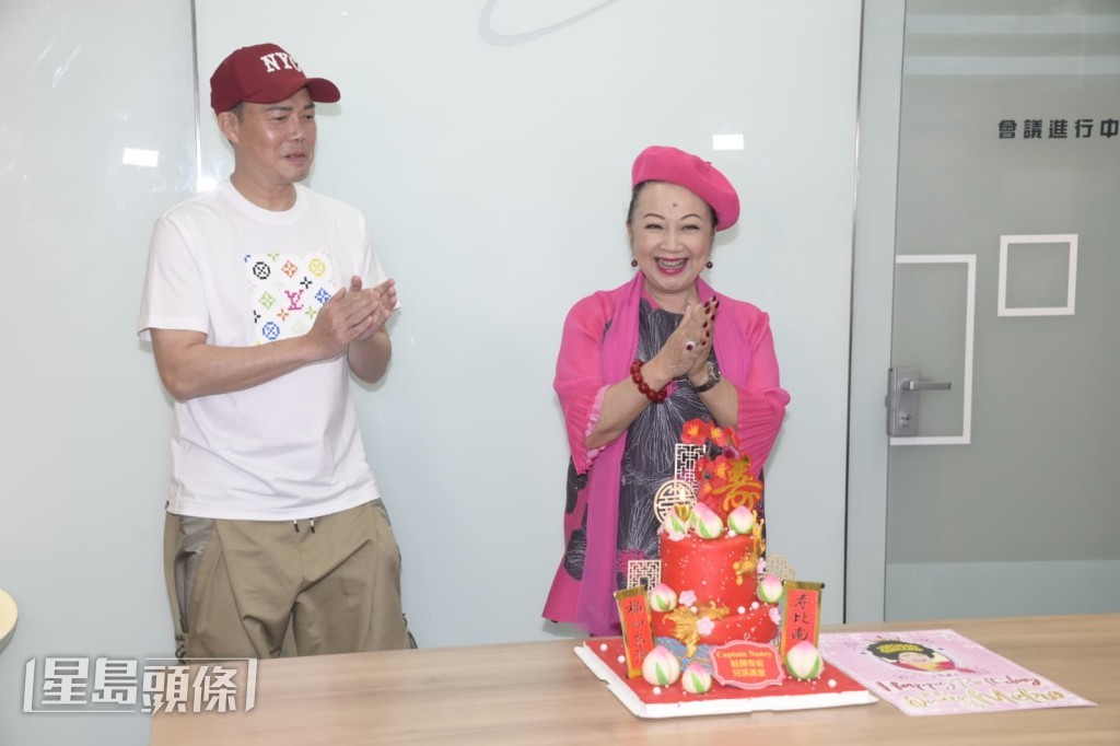 謝天華聯同新城同事秘密為家燕姐提早慶祝 3 月 30 日的 76 歲生日。 謝天華聯同新城同事秘密為家燕姐提早慶祝 3 月 30 日的 76 歲生日。