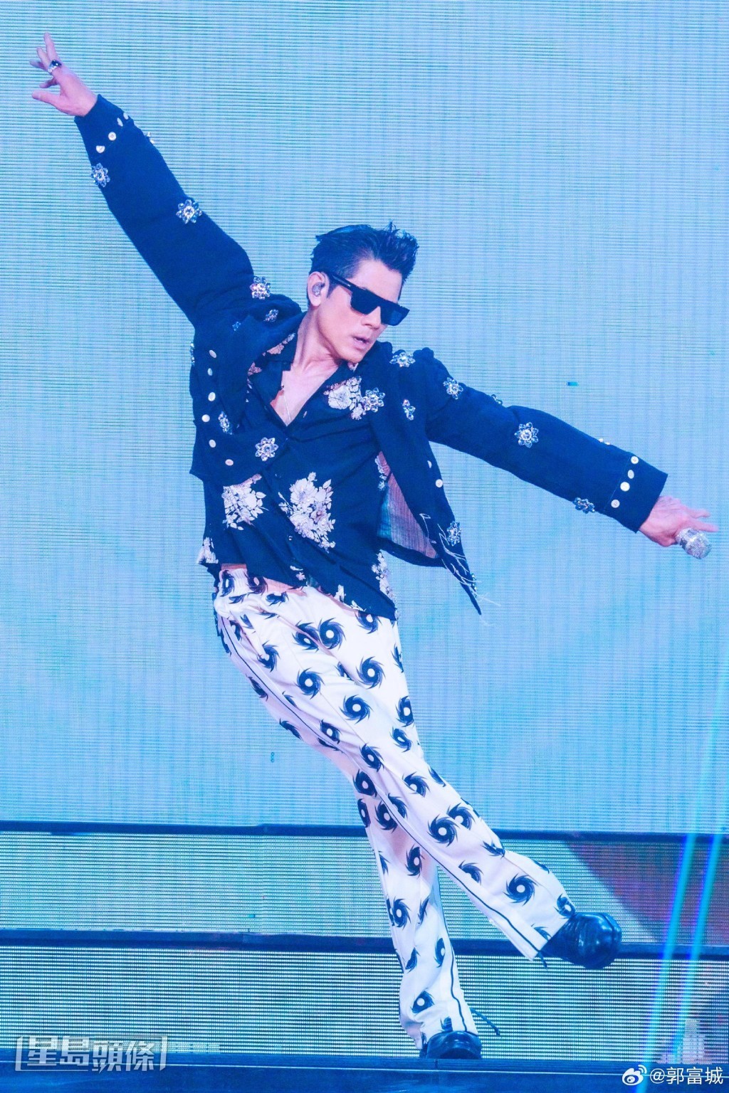 完成兩場高雄巨蛋演唱會後，城城今日(11日)在微博上載多張演唱會舞台上的照片。