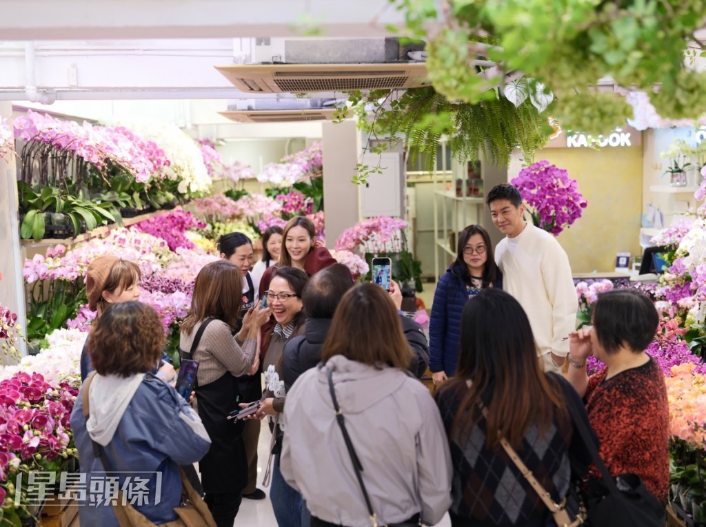 黎诺懿、李佳芯表现亲民，来者不拒。