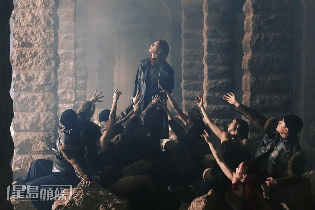 《Away》是今年第一首主打歌，希望帶給大家新鮮感，