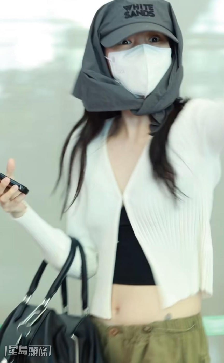 明晚在港舉行見面會的韓韶禧以一身大嬸防晒look現身仁川機場,準備出發來港。 明晚在港舉行見面會的韓韶禧以一身大嬸防晒look現身仁川機場,準備出發來港。