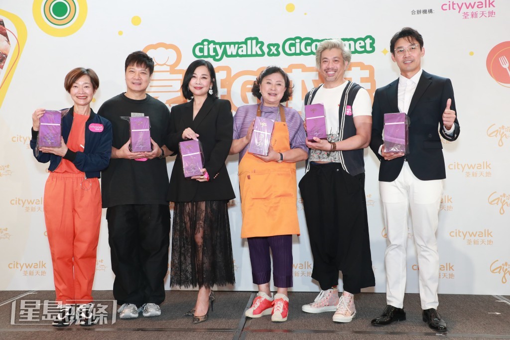 黃淑儀(Gigi)推出的第15本食譜宣傳,為了隆重其事,Gigi邀請了多位好友到場,包括陳松伶和老公張鐸、錢嘉樂及擔任客席主持的譚玉瑛。 黃淑儀(Gigi)推出的第15本食譜宣傳,為了隆重其事,Gigi邀請了多位好友到場,包括陳松伶和老公張鐸、錢嘉樂及擔任客席主持的譚玉瑛。
