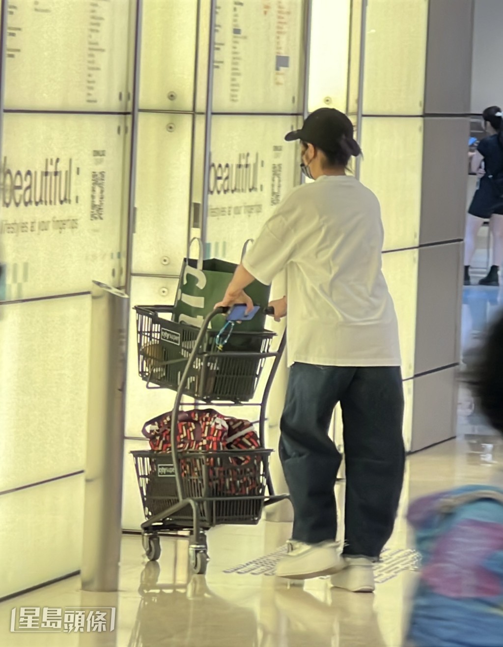千嬅親自推着車仔離開超級市場。
