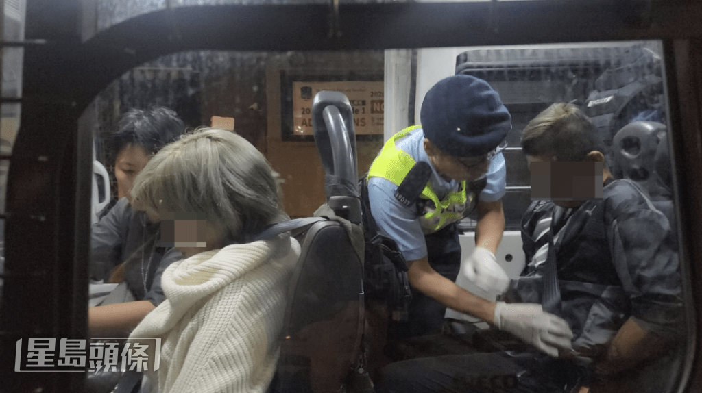 經搜查後,警員在車上及兩名乘客身上共檢獲十多粒懷疑「依托咪酯」煙彈及少量懷疑冰毒,隨即將兩人拘捕。黎志偉攝 經搜查後,警員在車上及兩名乘客身上共檢獲十多粒懷疑「依托咪酯」煙彈及少量懷疑冰毒,隨即將兩人拘捕。黎志偉攝