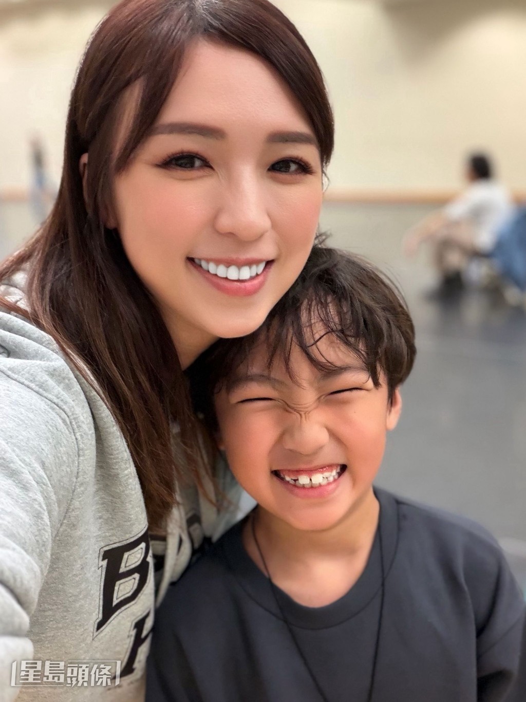 這次難得能夠母子同台演出,孫慧雪亦十分珍惜這個人生難得的好機會。 這次難得能夠母子同台演出,孫慧雪亦十分珍惜這個人生難得的好機會。