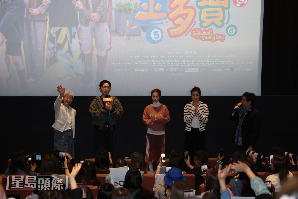 完場後,Edan與翁子光、金燕鈴、鄧月平入場謝票,詢問觀眾意見。 完場後,Edan與翁子光、金燕鈴、鄧月平入場謝票,詢問觀眾意見。